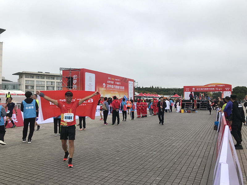 2019嘉兴国际马拉松 德莱宝跑团成功抵达终点.jpg